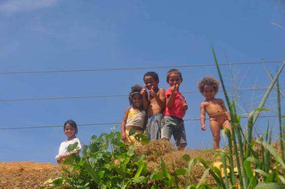 Grupo de meninos nos saudam, na Transamazônica - PA